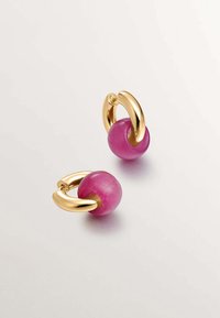 Pendientes de aro en tono dorado con esferas lisas y rosas entre los aros, que presentan un acabado pulido y forma redonda.