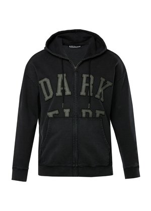 Sort zip-up hoodie lavet af blødt stof. Har "DARK FLARE" i store, teksturerede bogstaver foran og to frontlommer.
