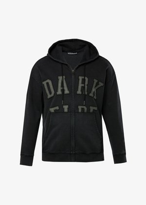 Sort zip-up hoodie lavet af blødt stof. Har "DARK FLARE" i store, teksturerede bogstaver foran og to frontlommer.