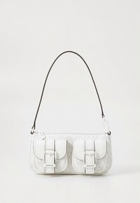 Borsa bianca con tracolla marrone, caratterizzata da due tasche con patta e fibbie decorativi e logo. Motivo testurizzato sul corpo principale. Design compatto.