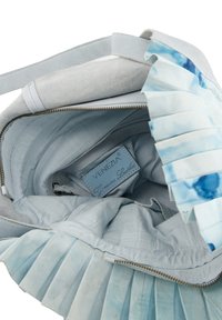 Lichtblauwe leren handtas met geplooid ontwerp. Interieur toont een lichte stoffen voering en een "VENEZIA Genuine Leather" label. Zipper sluiting zichtbaar.
