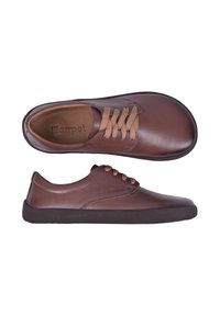 Chaussures décontractées en cuir marron avec lacets couleur beige, coutures visibles et semelles en caoutchouc noires, vues de dessus et de côté sur fond blanc.