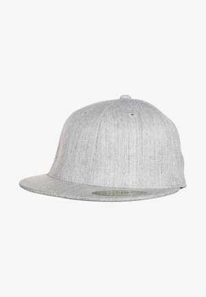 Szara czapka wykonana z teksturowanej tkaniny. Posiada płaski daszek oraz zaokrągloną koronę z przeszytym wierzchołkiem, prezentując minimalistyczny design.