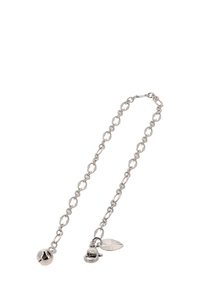 Harmaa metalliketju, jossa on toisiinsa kytkeytyviä soikeita linkkejä, varustettuna pienellä kellolla ja lehtimuotoisella charmilla, jonka päässä on hummatti. 