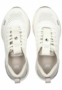 Scarpe sportive bianche con tomaia in rete, dettagli testurizzati, fascetta elastica sopra i lacci e un tallone grigio con il logo 'Steve Madden'.
