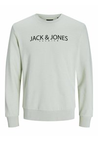 Felpa verde chiaro realizzata in morbido tessuto, con collo a giro e polsini a costine, con "JACK & JONES PREMIUM" stampato in lettere nere in grassetto.