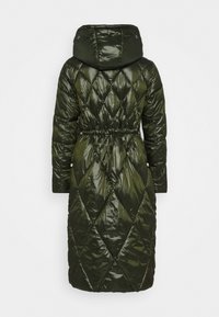 Gequilte groene pufferjas met een glanzende afwerking, voorzien van een capuchon, aantrekkoord in de taille en ruitvormige patronen over het oppervlak.