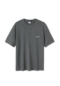 T-shirt en coton gris à manches courtes, col rond, avec un petit logo brodé en vert clair sur la poitrine gauche. Texture lisse.