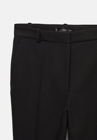 Zwarte broek van soepel stof met een rechte snit, voorzien van een vlakke voorkant, riemlussen en zijzakken.