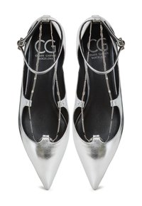 Ballerines métalliques argentées avec un bout pointu, un design découpé et des fines brides aux chevilles avec des accents en chaîne décoratifs. Doublure intérieure noire.