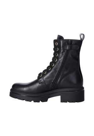 Stivaletto alla caviglia in pelle nera con suola robusta, zip laterale, allacciatura frontale con occhielli metallici e linguetta con tirante sul tallone, visto di lato.