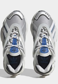adidas Originals OZTRAL J - Sneakers - crystal white   crystal white   bright royal