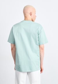 Carhartt WIP CHASE - Basic T-shirt - frosted green/gold