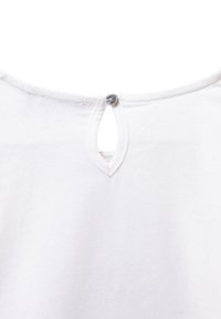 Top in cotone bianco con chiusura a occhio di bottone sulla schiena. Design semplice con una consistenza liscia e scollatura rotonda.