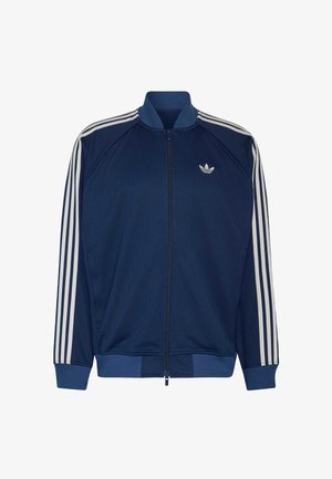 Marineblaue Trainingsjacke mit Reißverschluss und weißen drei Streifen auf den Ärmeln sowie kleinem weißen Adidas-Logo auf der linken Brust.