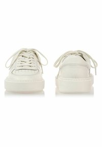 Vita lädersneakers med rund tå, platt gummisula, perforerade detaljer och matchande snören. Slät textur med subtila sömnadsdetaljer.