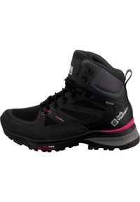 Botte de randonnée noire avec tige synthétique, détails texturés, accents roses et design de soutien de la cheville haute. Équipée d'une semelle extérieure robuste pour une bonne traction.