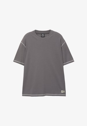 Grijze T-shirt met korte mouwen, gemaakt van zachte katoen, met een ronde hals, gestikte accenten op de mouwen en een klein logo label aan de zijkant.