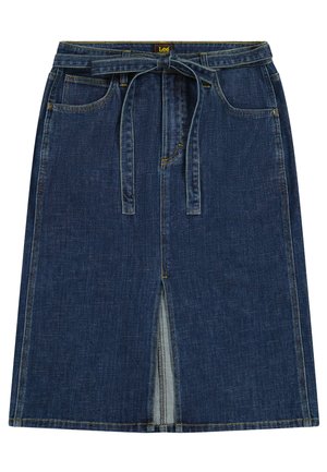Jupe midi en denim bleu foncé avec fente frontale, ceinture nouée à la taille, deux poches avant et détails de couture jaunes.