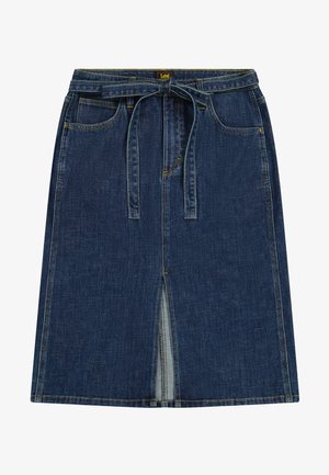Jupe midi en denim bleu foncé avec fente frontale, ceinture nouée à la taille, deux poches avant et détails de couture jaunes.