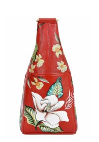 Rote Leder-Handtasche mit floralem Muster, darunter eine weiße Magnolie und kleine gelbe Blumen, mit einer strukturierten Oberfläche und dreieckiger Form.