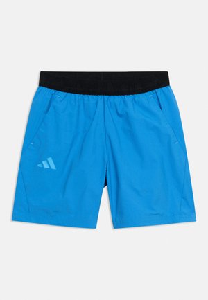 Modré sportovní šortky s černým elastickým pasem a postranními kapsami, s nenápadným logem na levé noze.