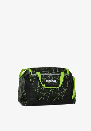 Bolsa de deporte negra con un patrón geométrico verde, que cuenta con dos asas verdes, un cierre de cremallera y un acento reflectante en la parte frontal.