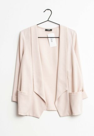 Lyserød blazer med åben front, lange ærmer og to forlommer, hængende på en sort bøjle mod en hvid baggrund.