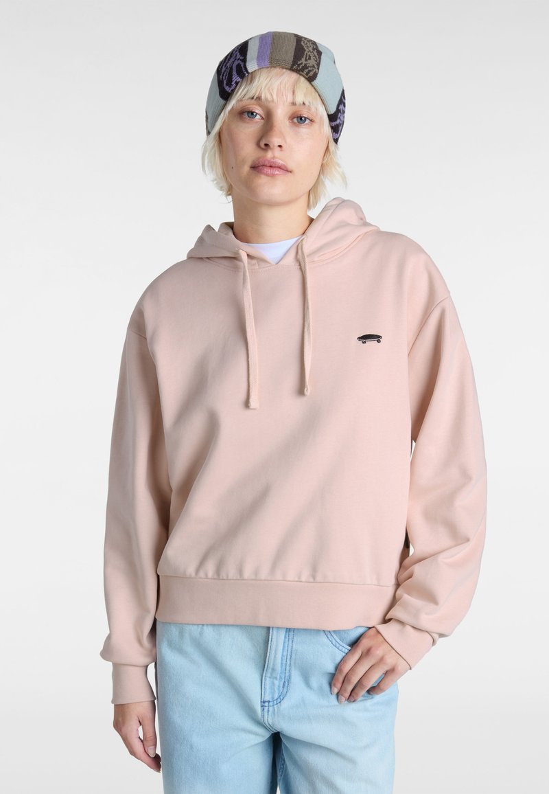 Lyserød hoodie lavet af blødt stof med en kengurulomme, snoretræk i huen og et lille skateboardlogo på brystet.