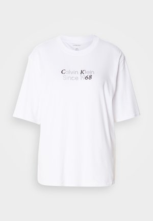 Tricou alb din bumbac cu decolteu rotund și mâneci scurte. Prezintă text gri "Calvin Klein Since 1968" centrat pe față.