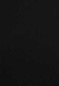 Tessuto di cotone in nero solido, con una texture liscia e una finitura opaca uniforme, privo di motivi o decorazioni.