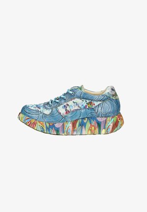 Sneaker en cuir bleu avec des motifs floraux complexes et abstraits sur la semelle. Équipé de lacets ronds et d'un col rembourré.