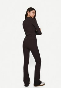 Bershka Hlače - dark brown