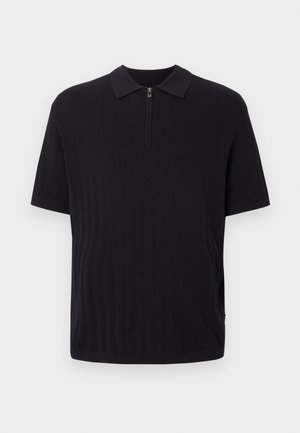 Μαύρο πόλο μπλουζάκι με κοντά μανίκια, διακοσμημένο με υφασμένους κάθετους ρίγες και φερμουάρ στο γιακά, πάνω σε απλό φόντο.