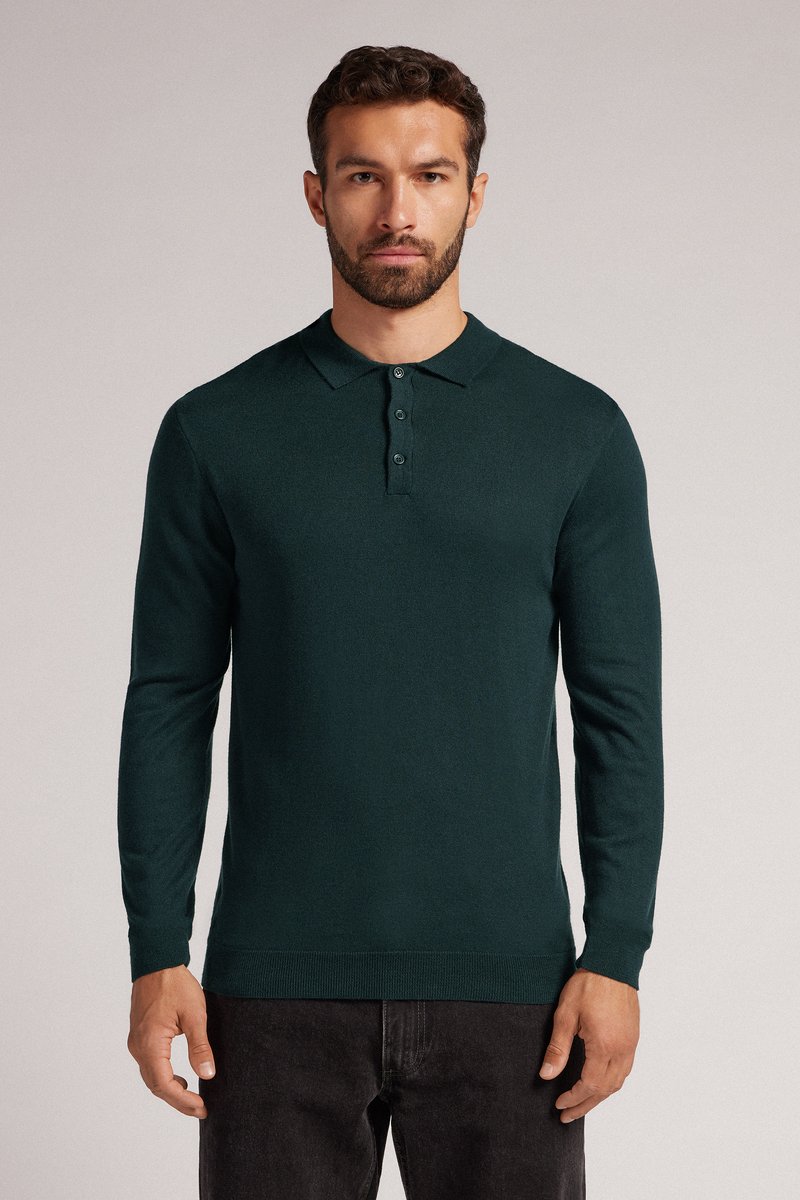 Ciemnozielona koszula polo z długim rękawem, o teksturowanym splotcie, z prążkowanym kołnierzykiem, plisą na trzy guziki oraz dopasowanym krojem.