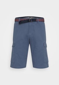 Marineblaue Cargo-Shorts mit strapazierfähiger Textur, seitlichen Taschen, einem kontrastierenden Gürtel mit rot-weißen Streifen und einem Frontreißverschluss.