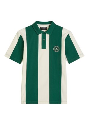 Polo con rayas verticales verdes y blanco roto, mangas cortas, cuello, tapeta con dos botones y logo circular "M OP" en el pecho.
