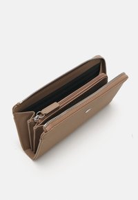 Rudas užtrauktukas piniginė, pagaminta iš tekstūruoto medžiagos, turinti kelis skyrius, nuimamą kortelių laikiklį ir elegantišką dizainą.