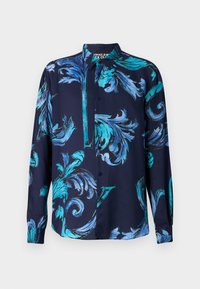 Marineblauwe overhemden met lange mouwen en een klassieke kraag, versierd met een bloemenpatroon in tinten van blauw, gemaakt van een soepele stof.