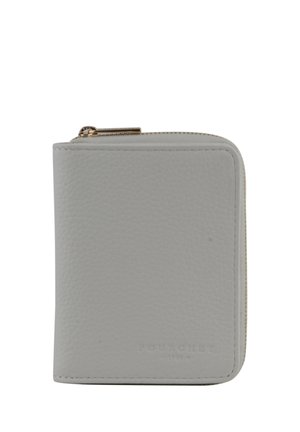 Portefeuille en cuir texturé gris clair avec coins arrondis, fermeture éclair dorée et nom de marque discrètement embossé à l'avant.