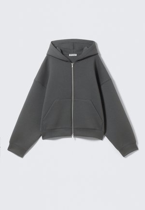 Γκρι φούτερ με φερμουάρ και κουκούλα, κατασκευασμένο από μαλακό ύφασμα, με άνετη εφαρμογή, μπροστινές τσέπες και ριμπ μανσέτες και τελείωμα.