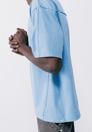 PULL&BEAR, RELAXED FIT WITH SLOGAN AND OVERLOCK SEAMS - T-SHIRT - T-shirt basique - blue