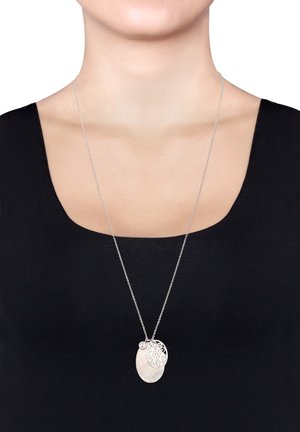 Sølv kæd necklace med en oval vedhæng med blomstermotiv og en glat, lysfarvet accent.