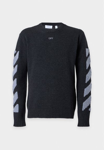 Pull en maille noir avec des rayures diagonales gris clair sur les manches et un petit texte "OFF" sur la poitrine sous l'encolure ronde.