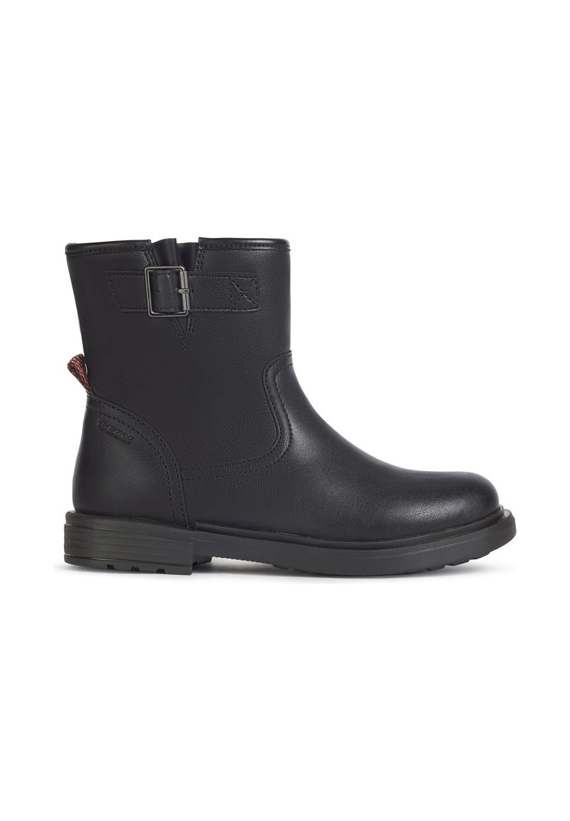 Bota de tobillo de cuero negro con cremallera lateral, puntera redonda y tacón bajo. Presenta una correa decorativa con hebilla y paneles texturizados.