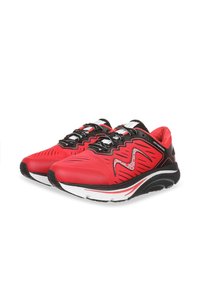 Baskets de sport rouges avec un dessus en maille texturée, accents noirs, design épuré et semelle blanche avec une rayure rouge. Lacets élastiques pour un maintien sûr.