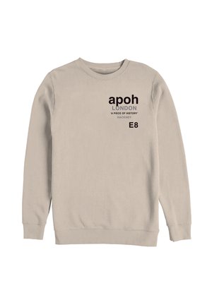 Beige Sweatshirt mit langen Ärmeln und schwarzem Text "apoh LONDON 'A PIECE OF HISTORY' HACKNEY E8" auf der linken Brustseite.