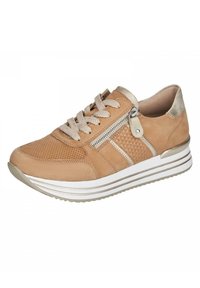 Baskets en cuir marron clair avec accents texturés, panneaux perforés et détail zippé métallique. Elles présentent une semelle blanche épaisse avec des rayures grises.