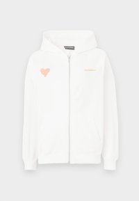 Hvit zip-up hettejakke laget av mykt stoff, med en rosa hjertegrafikk på venstre bryst og merkevarenavnet "PEGADOR" i rosa på høyre side.