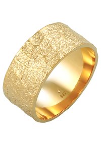 Anello dorato con superficie texture, caratterizzato da una fascia ampia e un interno lucido. Timbro "925" all'interno.